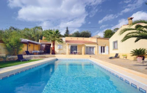  Holiday home Chemin De Terra Brune  Тезьє